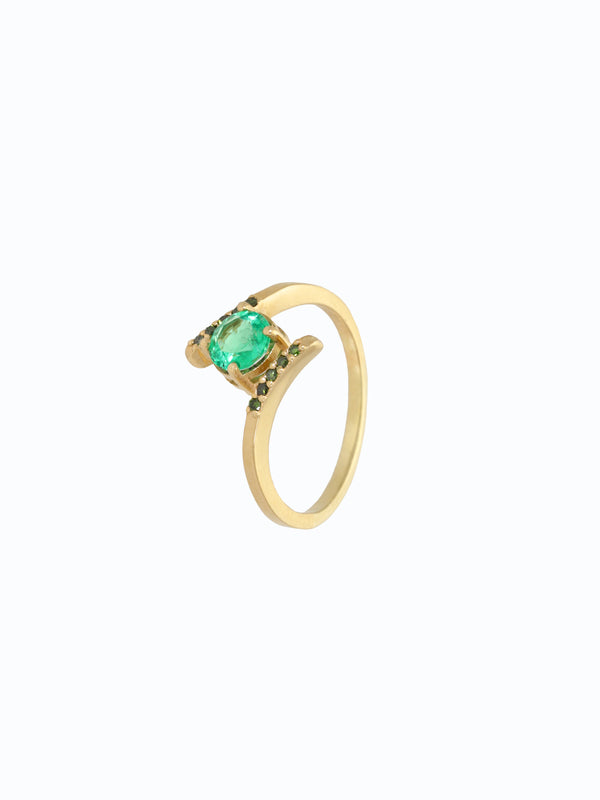 Anillo de oro 18k con esmeralda y diamantes verdes