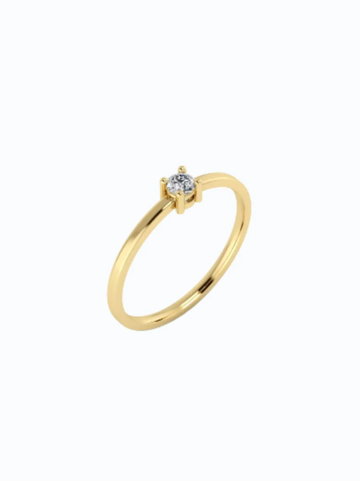 Anillo de compromiso de oro 18k con diamante central. Fondo neutro, piedra central visible, ideal pa...