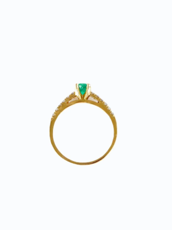 Anillo de oro 18k con anillo de compromiso de oro 18k con esmeralda central y diamantes. Fondo neutro, piedra central visi...