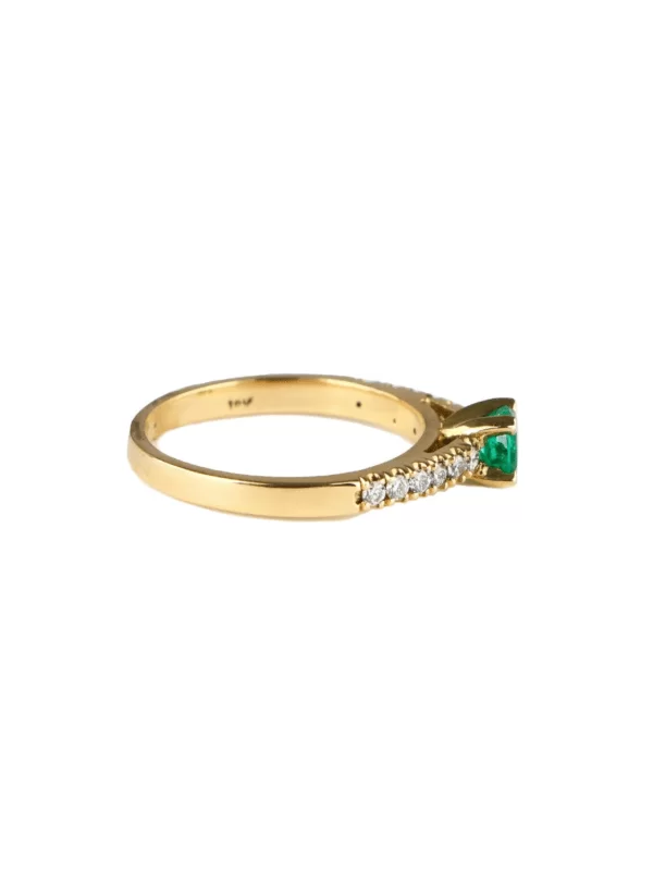 Anillo de oro 18k con anillo de compromiso de oro 18k con esmeralda central y diamantes. Fondo neutro, piedra central visi...