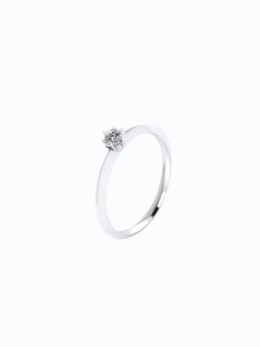 Anillo de oro 18k con anillo de compromiso de oro blanco 18k con diamante. Fondo neutro, piedra central visible, ideal par...