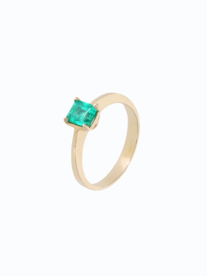 Anillo de oro 18k con anillo de compromiso de oro de 18k con esmeralda. Fondo neutro, piedra central visible, ideal para c...
