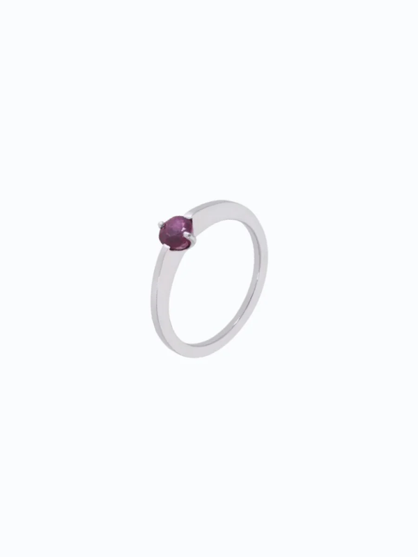 Anillo de oro 18k con anillo de compromiso en oro blanco con rubi. Fondo neutro, piedra central visible, ideal para compro...