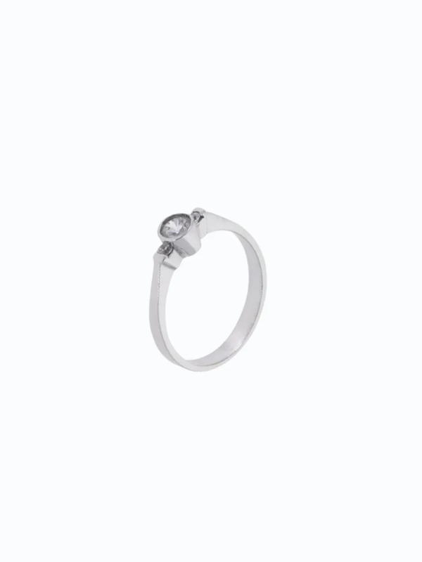 Anillo de oro 18k con anillo de compromiso en oro blanco con zirconitas. Fondo neutro, piedra central visible, ideal para ...