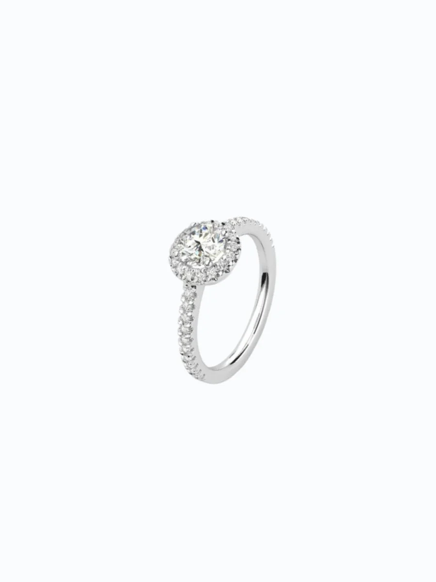 Anillo de oro 18k con anillo de compromiso en oro blanco de 18k con diamantes. Fondo neutro, piedra central visible, ideal...