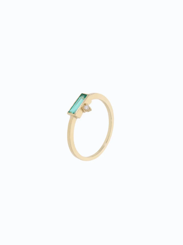 Anillo de oro 18k con anillo de compromiso en oro de 18k con esmeralda y diamante. Fondo neutro, piedra central visible, i...