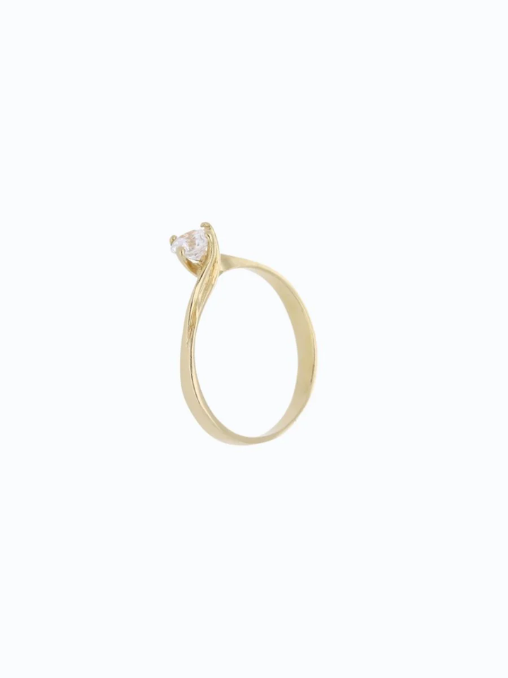 Anillo de oro 18k con anillo de compromiso en oro de 18k con zirconita. Fondo neutro, piedra central visible, ideal para c...