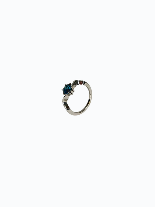 Anillo de oro 18k con diamante azul