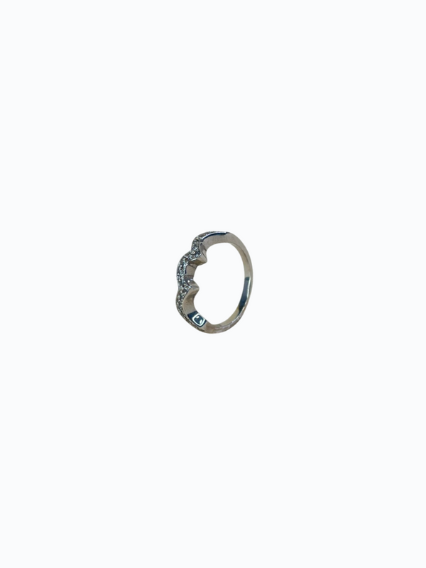 Anillo de oro blanco 18 k con fila de diamantes pequeños, vista superior, fondo neutro