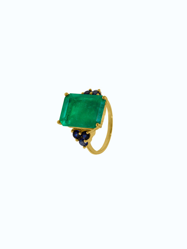 Anillo de oro 18k con esmeralda y zafiros 