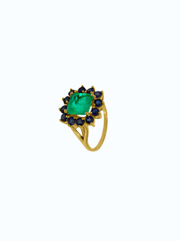 Anillo de oro 18k con esmeralda y zafiros 