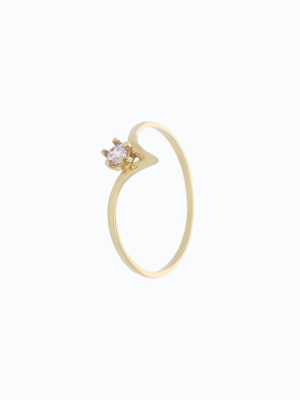 Anillo de oro de 18k triangular con zirconita.