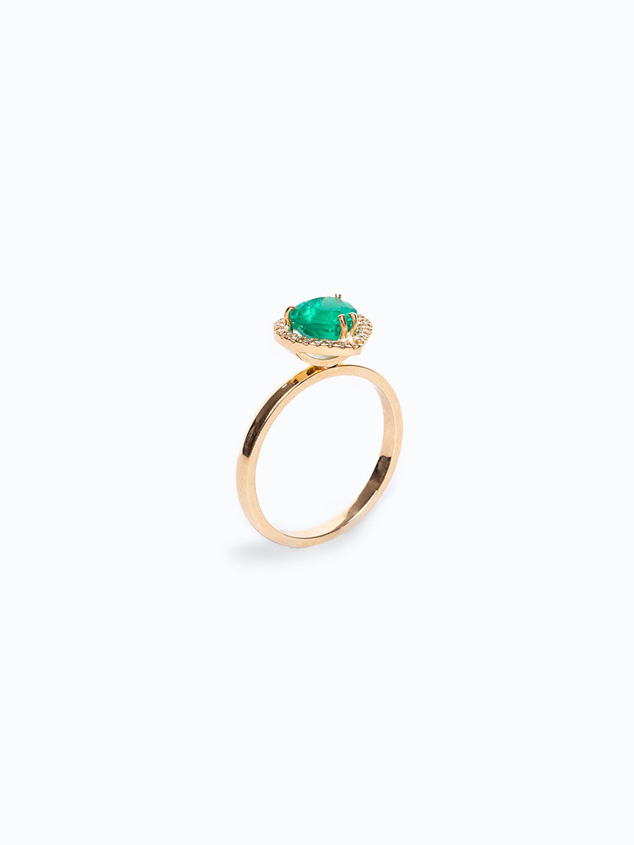 Anillo en oro 18 k con esmeralda en forma de corazón y diamantes, vista frontal, fondo neutro