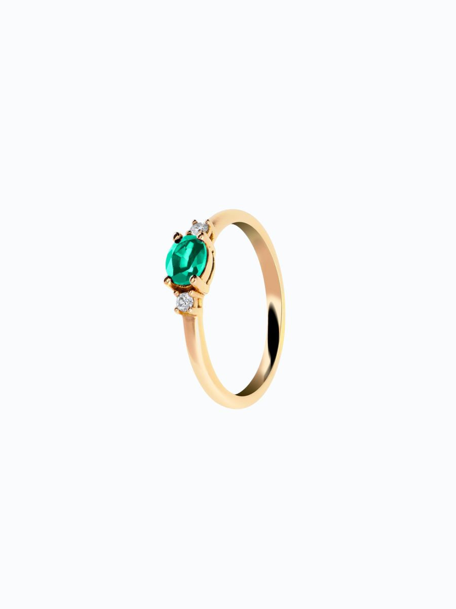 Anillo clásico de oro 18 k con esmeralda verde al lado de diamante, engaste limpio, fondo blanco